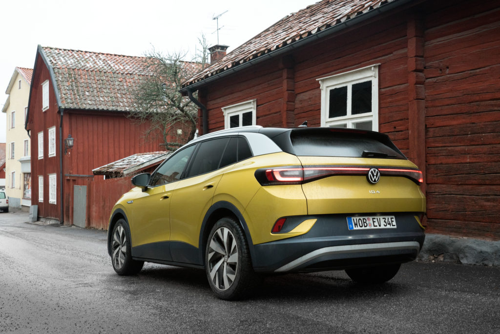 gul volkswagen id4 vid hus
