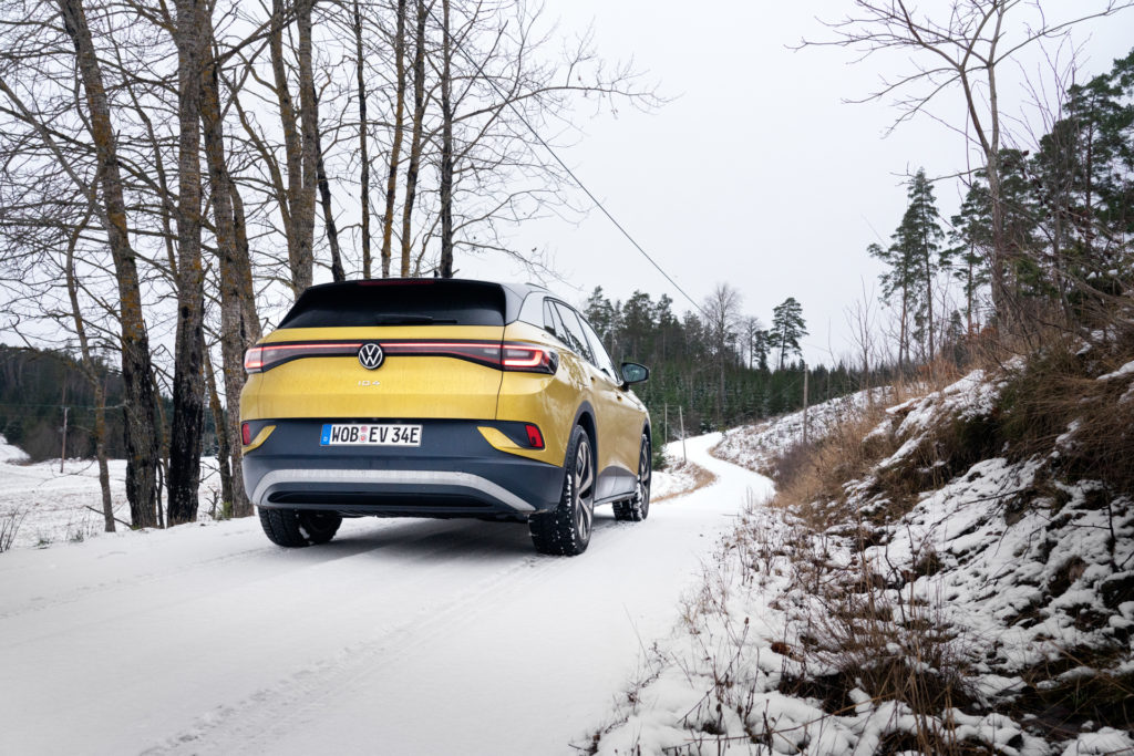gul volkswagen id4 bakifrån