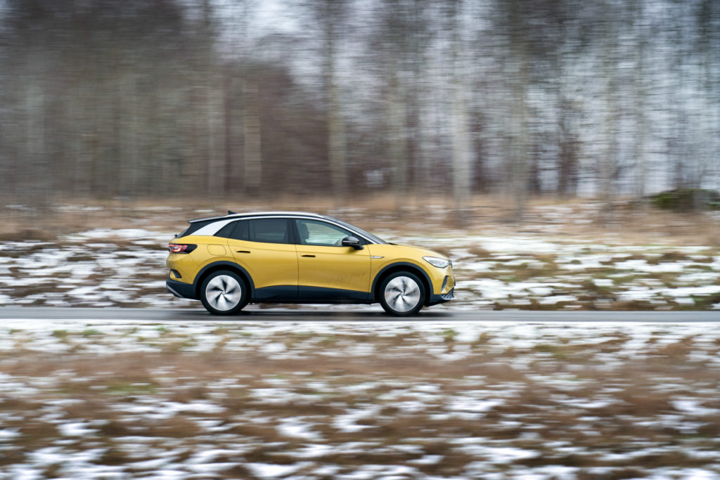 gul volkswagen id4 på vägen