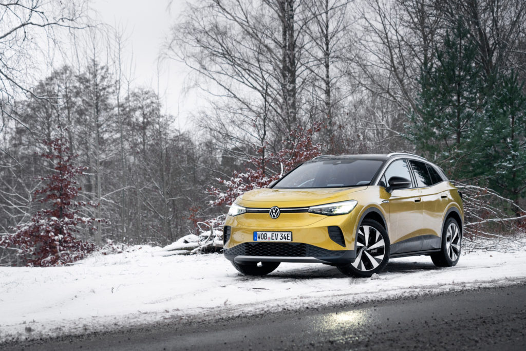 gul volkswagen id4 snett framifrån
