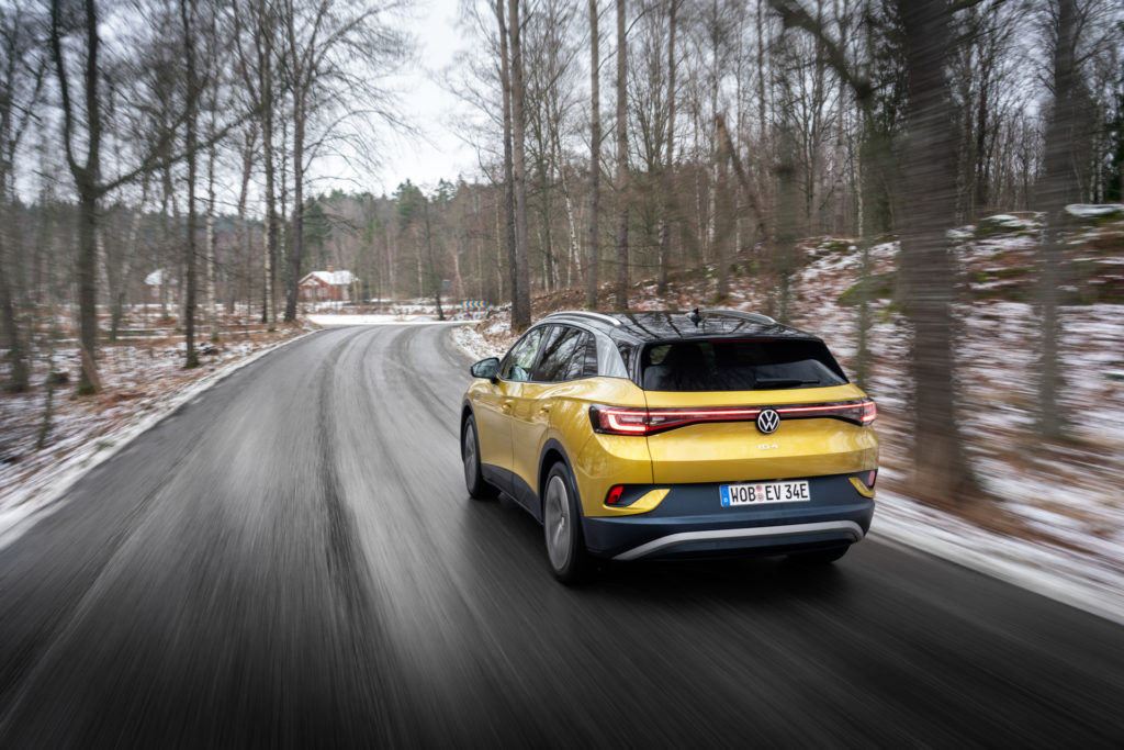 gul volkswagen id4 bakifrån