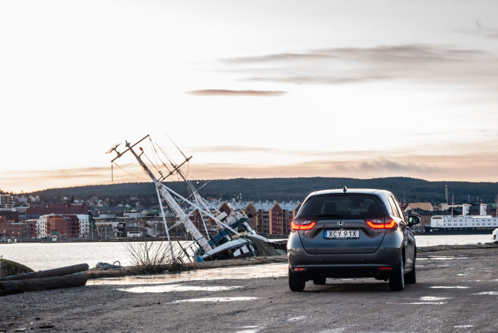 grå honda jazz båt