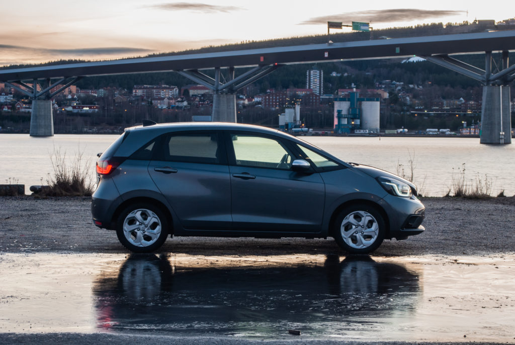 grå honda jazz från sidan