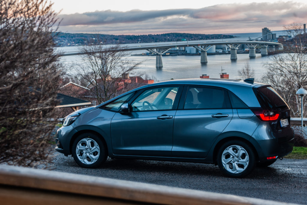 grå honda jazz vid sundsvallsbron på höjd