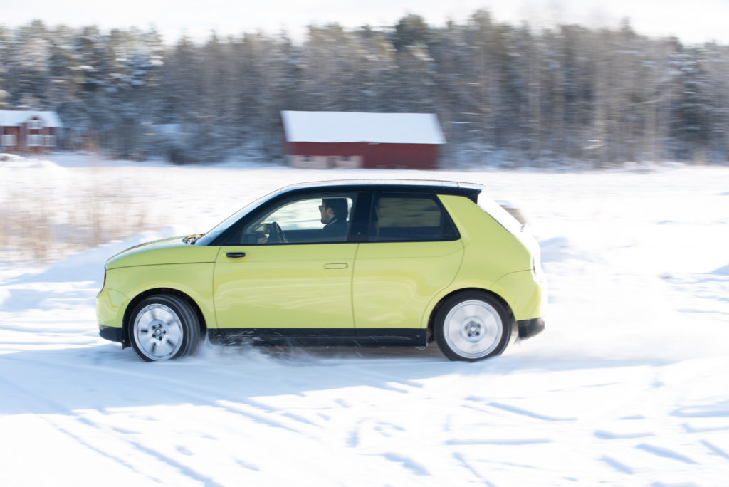 sladdande honda e från sidan
