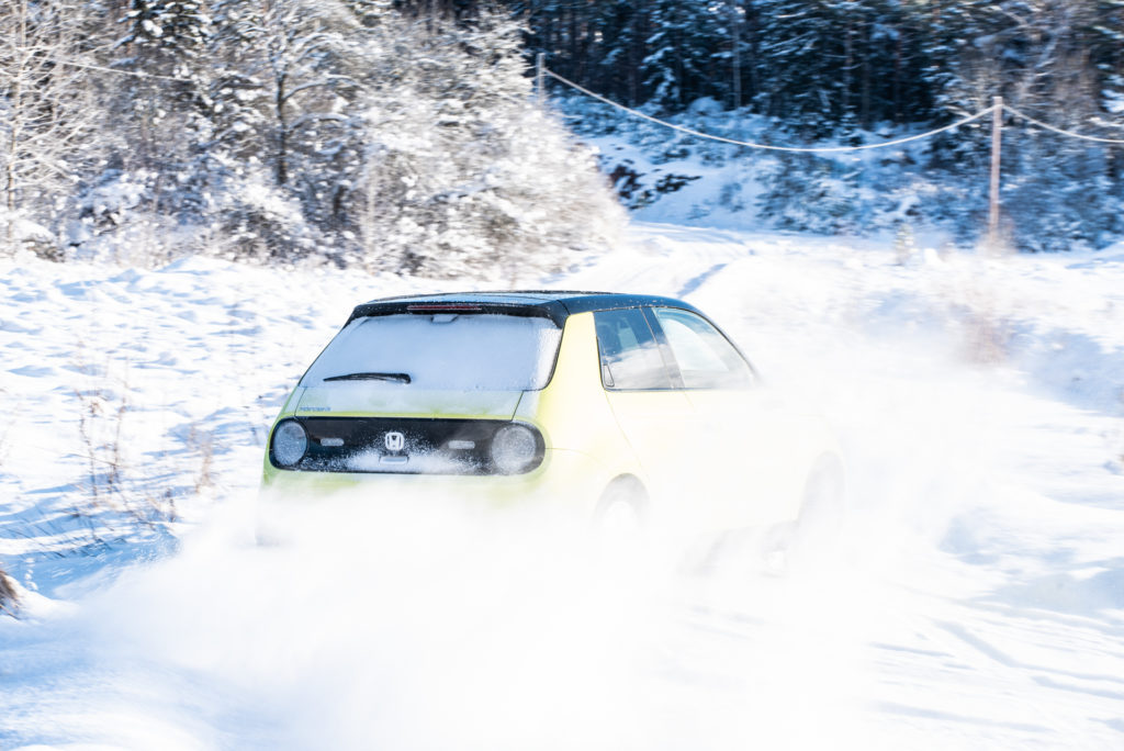 sladdande honda e bakifrån