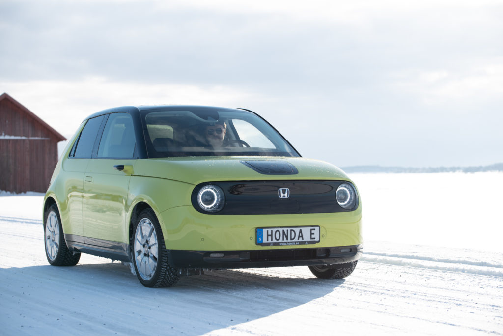 honda e solig vinterdag snett framifrån