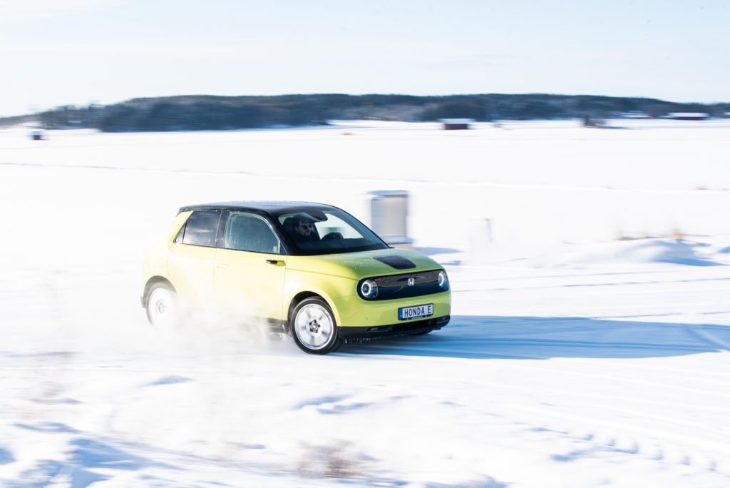 honda e sladdar runt hörn