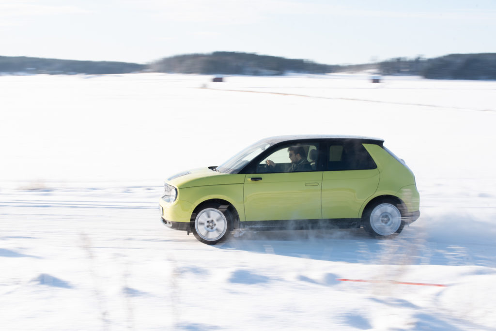 sladdande honda e från sidan