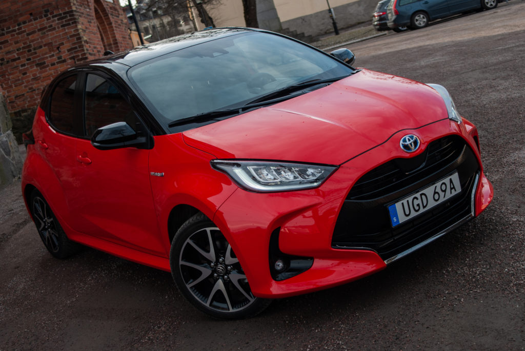 röd toyota yaris snett framifrån