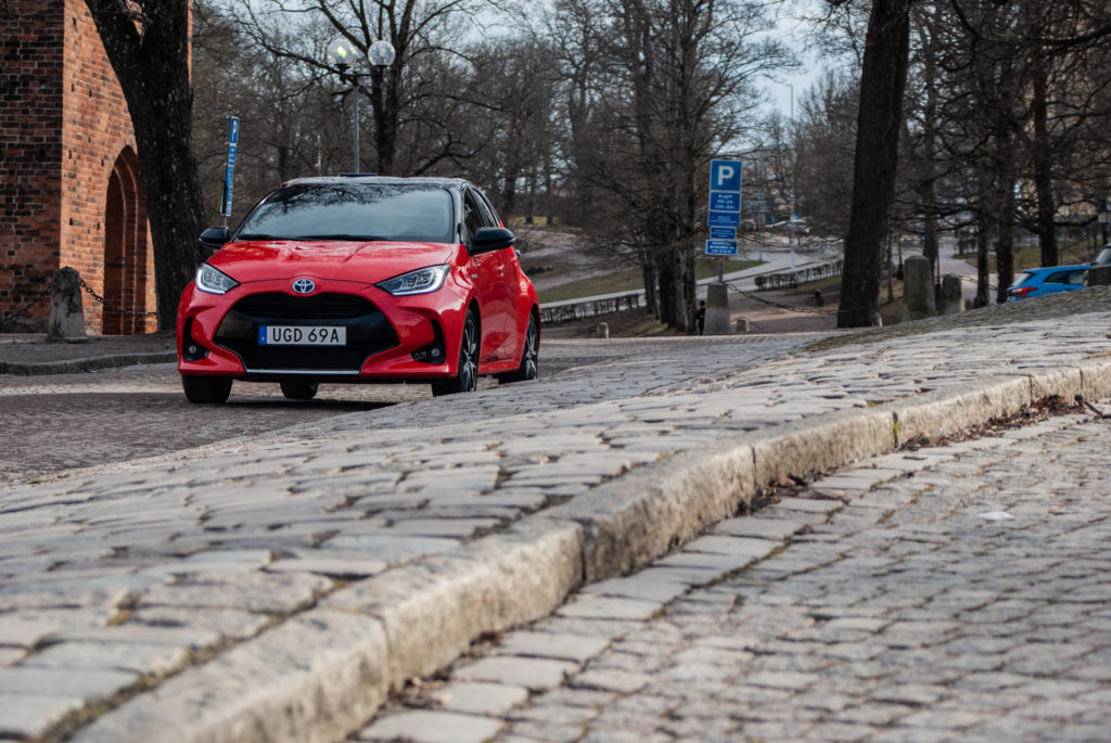 toyota yaris vid trottoarkant