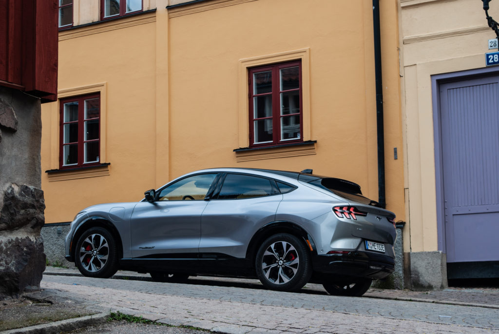 bilen snett bakifrån