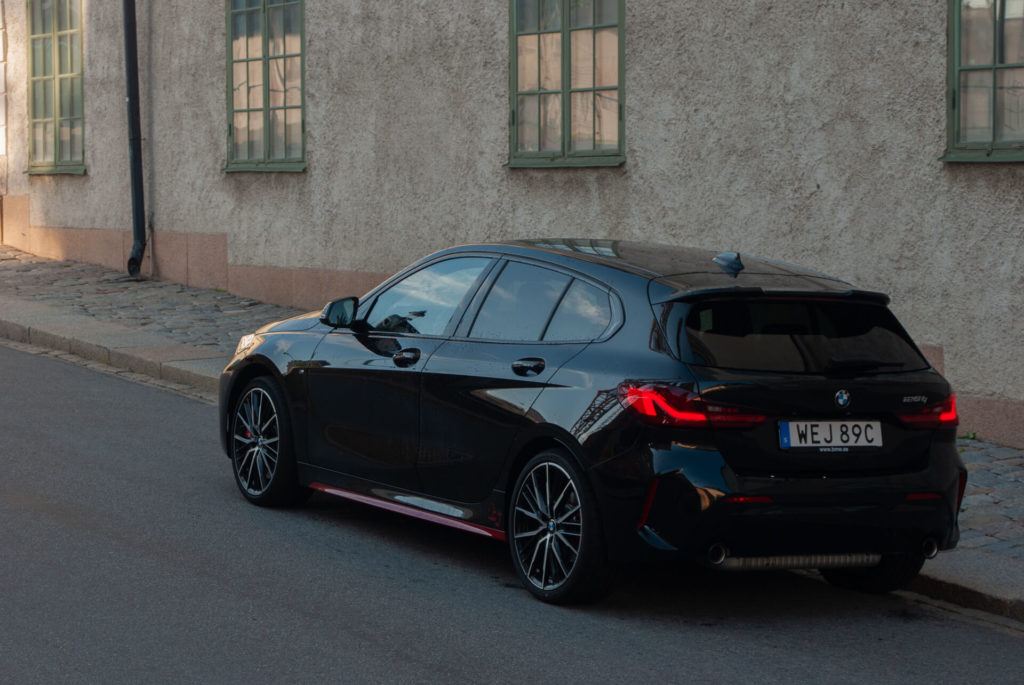 bilen snett bakifrån