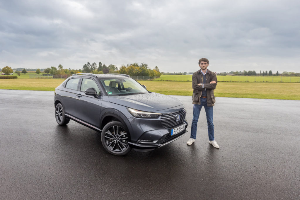Gustaf bredvid nya Honda HR-V