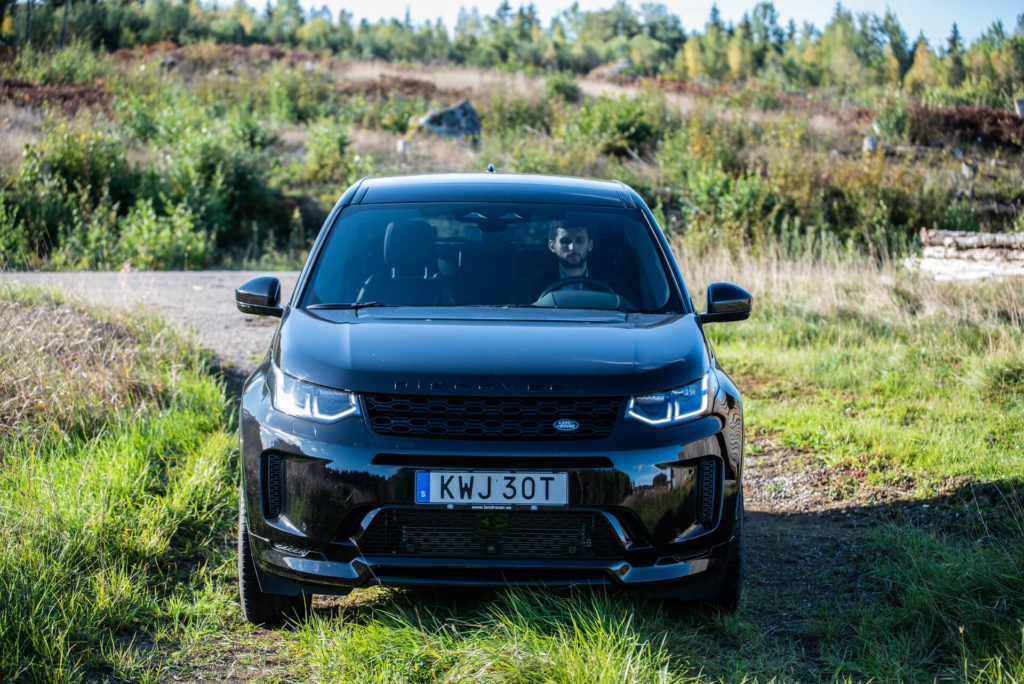 Land Rover Discovery Sport P300e rakt framifrån