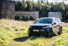Land Rover Discovery Sport P300e framifrån