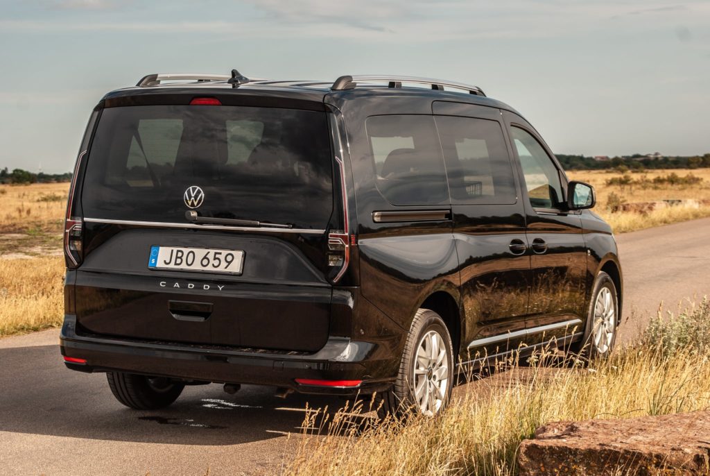 bilen sedd snett bakifrån