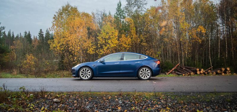 tesla model 3 i profil