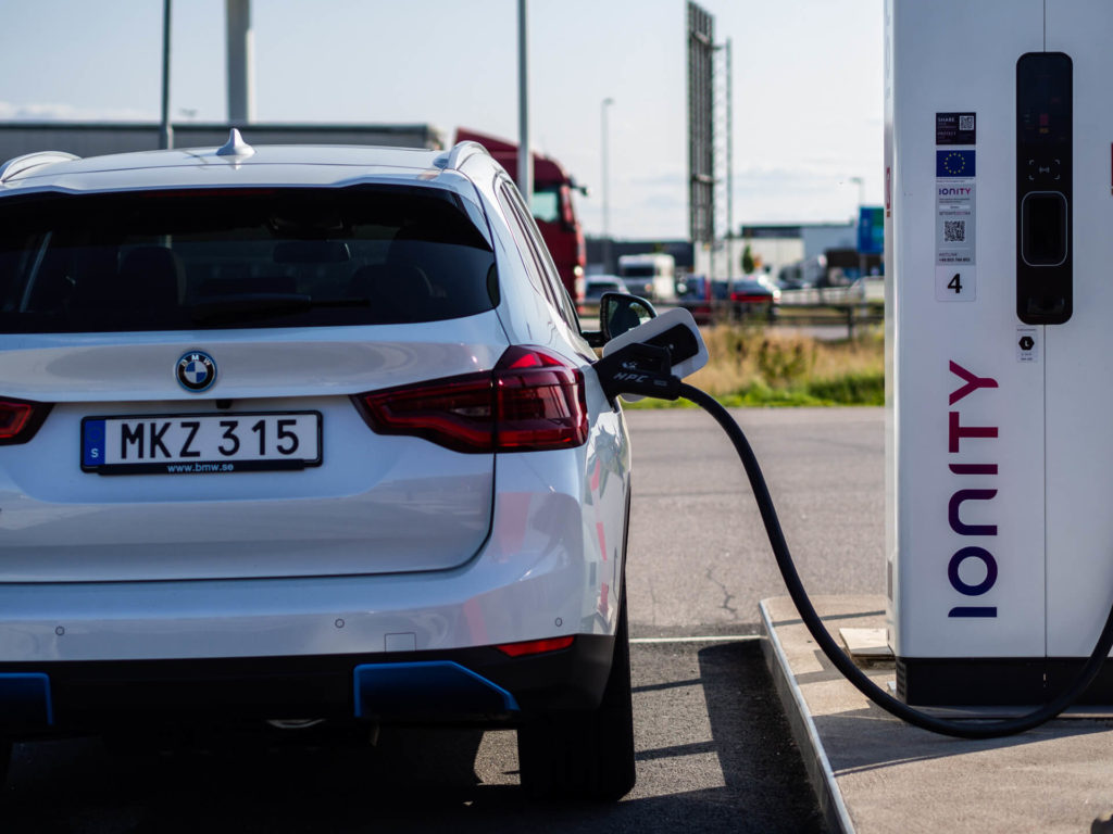 bmw ix3 vid laddstation