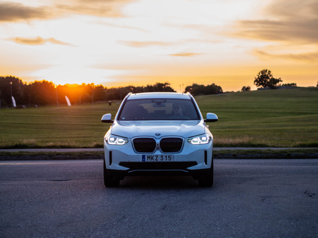 bmw ix3 framifrån långresa