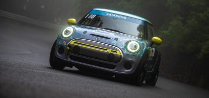 Elektrisk Mini vinner race mot förbränningsbilar