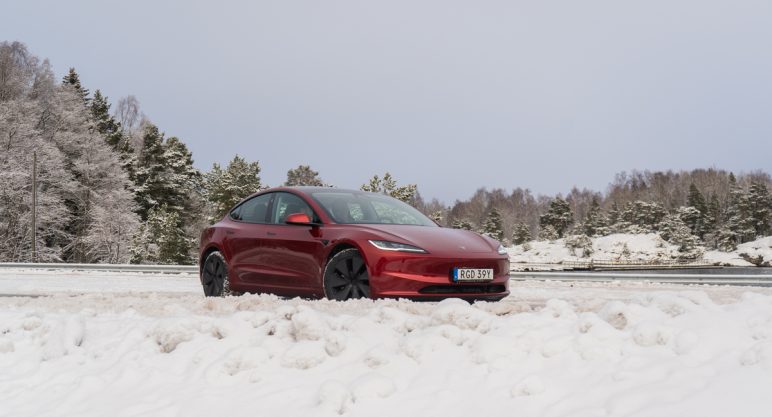 Tesla Model 3 i snö