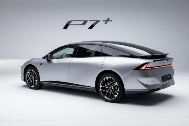 Xpeng P7+ snett bakifrån