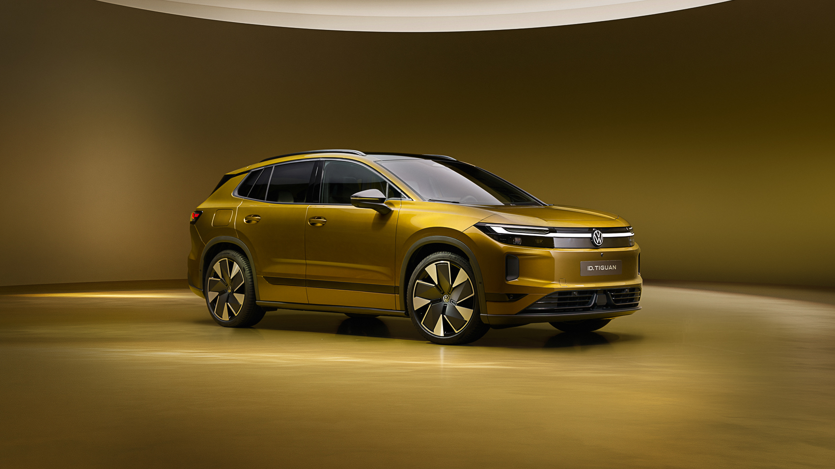 # Volkswagen ID. Tiguan går att beställa – ersätter både ID.4 och ID.5 **Volkswagen ID. Tiguan går nu att beställa i Sverige från 559 900 kronor. Ersättaren till ID.4 och ID.5 erbjuds med två batteristorlekar och upp till 59,9 mils räckvidd. För den som jämför instegsversionerna ger 29 000 kronor extra både större batteri och betydligt mer effekt.** Nu har Volkswagens nya elsuv fått svenska prislappar. Förförsäljningen öppnar den 13 oktober och lanseringen är preliminärt planerad till februari 2027. ID. Tiguan ersätter både ID.4 och ID.5. Den nuvarande Tiguan med förbränningsmotor och hybriddrivlinor fortsätter däremot att säljas parallellt. Vi har redan [provkört Volkswagen ID. Tiguan i kamouflerat utförande](https://hogstavaxeln.se/biltester/volkswagen-skrotar-id-4-vi-provkor-ersattaren-id-tiguan/). Nu går det också att sätta de första körintrycken i relation till vad bilen faktiskt kostar. ## Större batteri för 29 000 kronor extra Instegsmodellen ID. Tiguan Life har bakhjulsdrift, 190 hästkrafter och ett LFP-batteri på 58 kWh netto. Priset börjar på 559 900 kronor och räckvidden anges till upp till 44,9 mil enligt WLTP. För 588 900 kronor får man Life med ett större NMC-batteri på 77 kWh och 286 hästkrafter. Räckvidden ökar då till upp till 59,9 mil. Skillnaden är alltså 29 000 kronor för ytterligare 15 mils angiven räckvidd och 96 hästkrafter. För den som ofta kör längre sträckor framstår det som ett av de mer intressanta stegen i prislistan. Det större batteriet ger mer marginal mellan laddstoppen, även om den verkliga räckvidden påverkas av bland annat hastighet och temperatur. ## Alla svenska priser för ID. Tiguan Till en början går det att välja mellan utrustningsnivåerna Life och Style. R-Line får en senare säljstart, preliminärt i februari 2027. | Version | Effekt | Batteri, netto | Räckvidd, WLTP | Frånpris | |---|---:|---:|---:|---:| | ID. Tiguan Life | 190 hk | 58 kWh | 44,9 mil | 559 900 kr | | ID. Tiguan Style | 190 hk | 58 kWh | 44,7 mil | 577 200 kr | | ID. Tiguan Life | 286 hk | 77 kWh | 59,9 mil | 588 900 kr | | ID. Tiguan Style | 286 hk | 77 kWh | 59,6 mil | 606 900 kr | | ID. Tiguan Life 4MOTION | 299 hk | 77 kWh | 55,9 mil | 618 900 kr | | ID. Tiguan Style 4MOTION | 299 hk | 77 kWh | 55,7 mil | 636 900 kr | Priserna är Volkswagens rekommenderade cirkapriser. Räckvidderna avser upp till angivna värden vid blandad körning. ## Fyrhjulsdrift kostar ytterligare 30 000 kronor Den som vill ha fyrhjulsdrift får välja 4MOTION med 299 hästkrafter och batteriet på 77 kWh. I Life-utförande börjar priset på 618 900 kronor. Det är 30 000 kronor mer än för den bakhjulsdrivna versionen med samma batteristorlek. Samtidigt minskar den angivna räckvidden från 59,9 till 55,9 mil. Valet står därmed främst mellan fyrhjulsdrift och längre räckvidd, snarare än någon dramatisk skillnad i prestanda. Den bakhjulsdrivna bilen med 286 hästkrafter klarar 0–100 km/h på 6,6 sekunder. För 4MOTION är motsvarande tid 6,3 sekunder. Instegsmodellens 190 hästkrafter räcker till 8,5 sekunder. ## Snabbladdning med upp till 165 kW Versionen med 58 kWh-batteriet kan snabbladdas med upp till 105 kW. Volkswagen anger cirka 26 minuter från 10 till 80 procent. Med 77 kWh-batteriet höjs den maximala laddeffekten till 165 kW. Motsvarande laddning tar omkring 29 minuter. Det större batteriet har alltså högre maximal laddeffekt men behöver också fyllas med mer energi. Att enbart jämföra toppeffekten säger därför ganska lite om hur långt laddstoppet blir. ## Vi har redan provkört ID. Tiguan Under vår första, korta provkörning nära Wien var det framför allt komforten som gjorde intryck. Bilen tog hand om ojämnheter väl och kändes mogen och okomplicerad. Vi körde en fyrhjulsdriven R-Line med 299 hästkrafter. Kraften räckte gott, men fjädringen var mer minnesvärd än accelerationen. Ett längre test får visa hur bilen fungerar under fler förhållanden. Med de svenska priserna på plats blir den bakhjulsdrivna Life-versionen med 77 kWh särskilt intressant på papperet. Den kombinerar modellprogrammets längsta räckvidd med ett förhållandevis begränsat pristillägg jämfört med instegsbilen. 559 900 kronor är fortfarande mycket pengar. Därför är det värt att granska även nästa rad i prislistan innan man bestämmer sig.